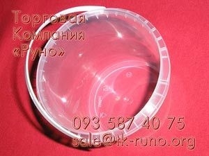 Пластиковые ведра объемом один литр.